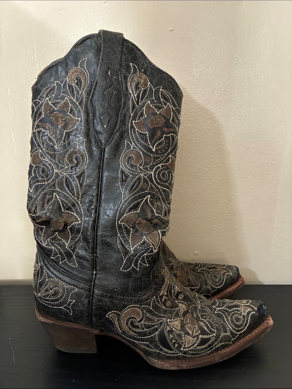 Corral women black and tan leather embroidered western cowboy boots size 6